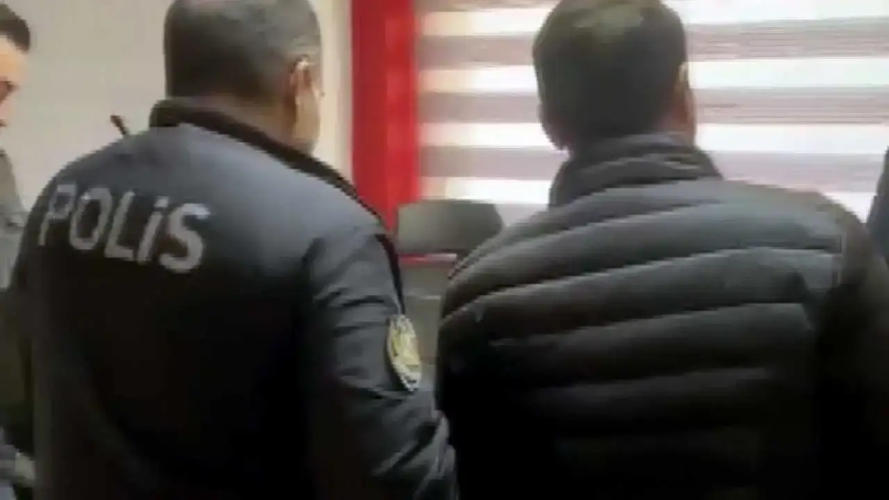 Adana’da Karne Almaya Giden Veliler Okulun Kapandığını Öğrendi 5